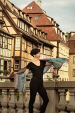 Baby-Alpaca and Silk Peruvian shawl: Rainbow Turquoise Model - Image 5