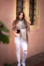 Lujoso Chal de baby Alpaca Peruana | 100% Alpaca Bebe | Color: Beige y Gris | Chal de Alpaca - Image 2