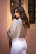 Lujoso Chal de baby Alpaca Peruana | 100% Alpaca Bebe | Color: Beige y Gris | Chal de Alpaca - Image 3